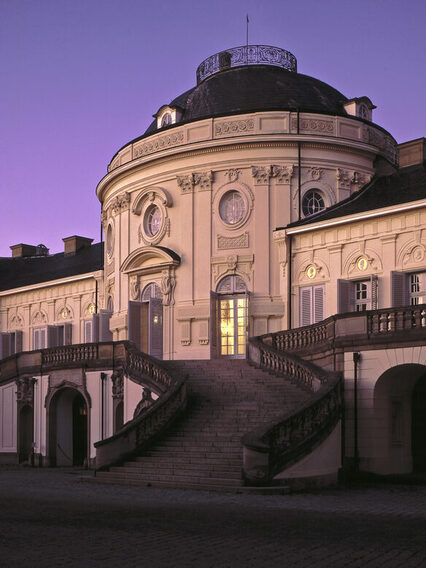 Außenansicht Schloss Solitude bei Dämmerung.