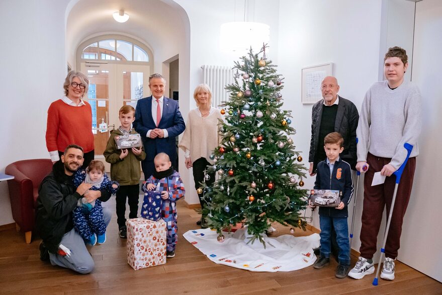 OB Nopper bei der Geschenkübergabe im Blauen Haus beim Förderkreis Krebskranke Kinder.