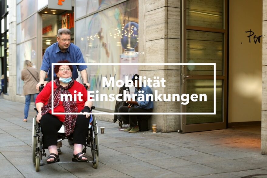 Der Film zeigt, mit welchen Hürden mobilitätseingeschränkte, blinde oder sehbehinderte Menschen, aber auch Eltern mit Kinderwagen oder Ältere konfrontiert sind.