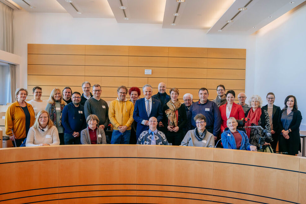 Alle Mitglieder des Stuttgarter Beirats für Menschen mit Behinderung sind in einem Sitzungssaal des Rathauses zusammengekommen.