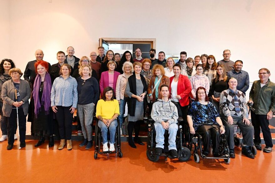 Gruppenbild aller Mitglieder und Stellvertreter des Beirats für Menschen mit Behinderung