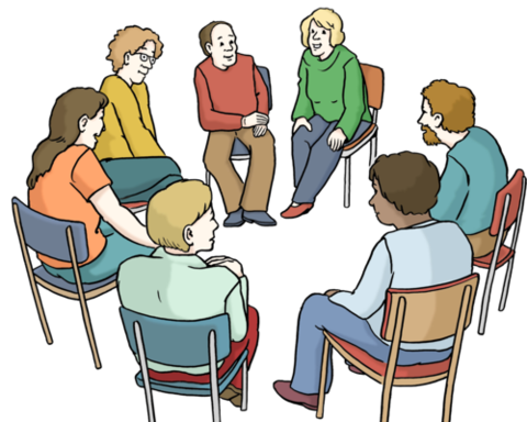 Menschen sitzen auf Stühlen im Kreis und diskutieren miteinander.
