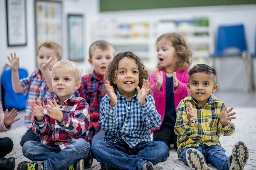 Kinder unterschiedlicher Herkunft beim gemeinsamen Spielen in der Kinderbetreuung.