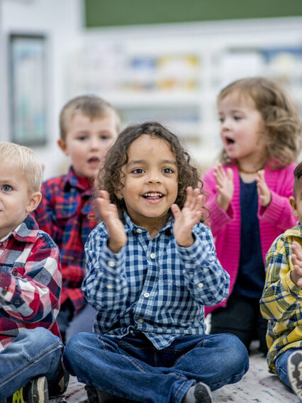 Kinder unterschiedlicher Herkunft beim gemeinsamen Spielen in der Kinderbetreuung.