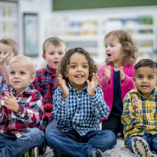 Kinder unterschiedlicher Herkunft beim gemeinsamen Spielen in der Kinderbetreuung.