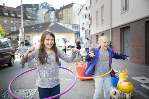 Kinder spielen in einer temporären Spielstraße