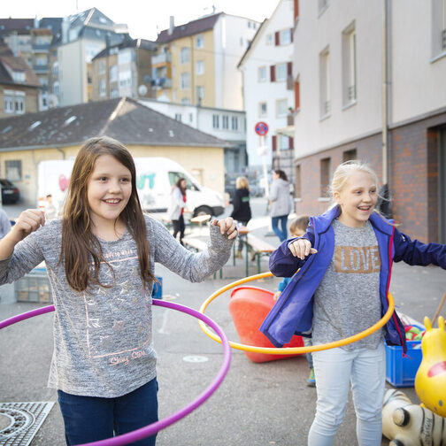Kinder spielen in einer temporären Spielstraße