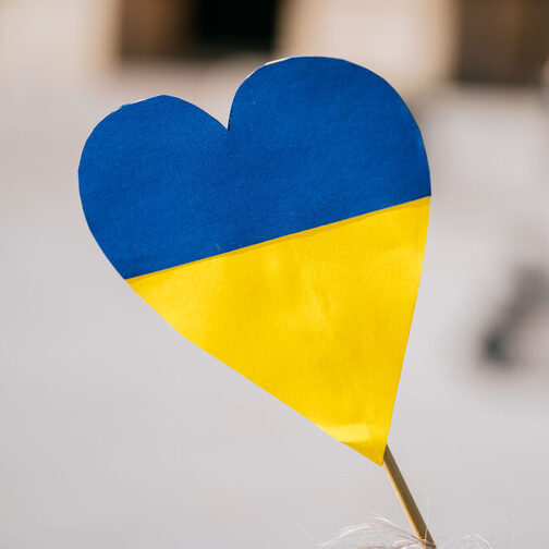 Flagge der Ukraine in Herzform mit blauen und gelben Streifen