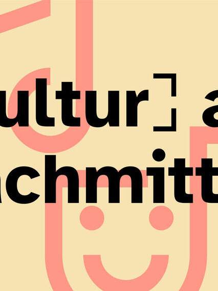 Eine beige Grafik mit rosafarbenen Symbolen, die Masken und eine Musiknote zeigen. Im Vordergrund steht "Kultur am Nachmittag“. Um das Wort „Kultur“ sind Klammern gesetzt.