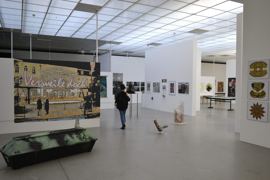 Besucher und Exponate der Kunstausstellung "Könnte aber doch" im Württembergischen Kunstverein Stuttgart.