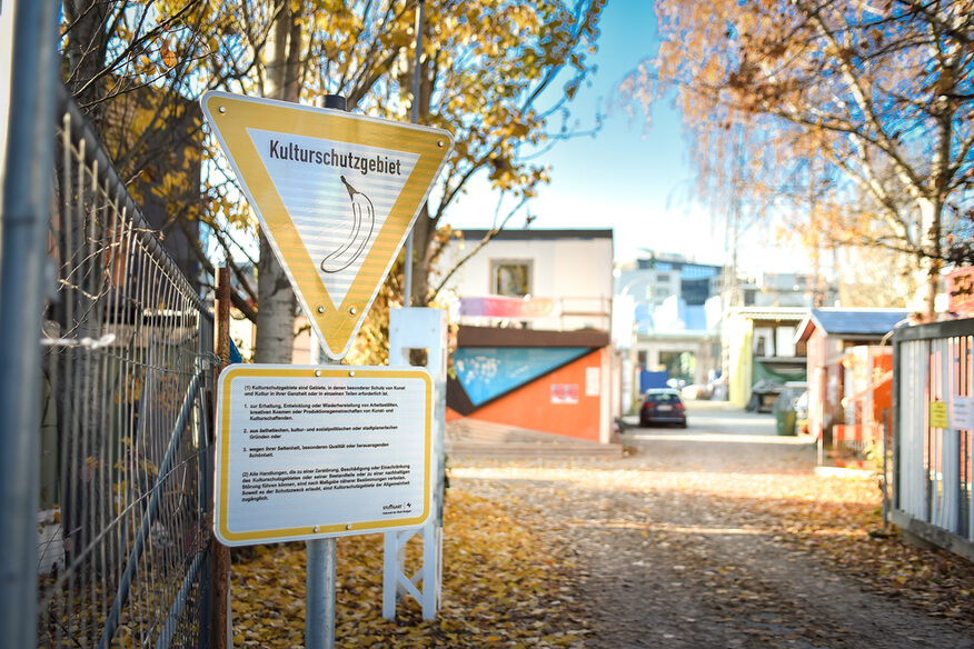 Eingang zum "Kulturschutzgebiet" Container City des Kunstvereins Wagenhalle.