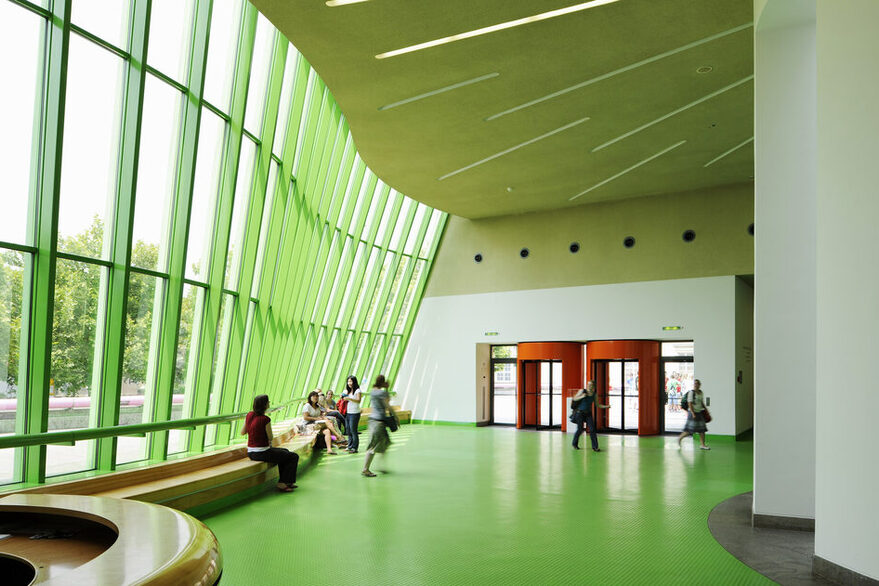 Menschen im Foyer des Stirling-Baus der Staatsgalerie Stuttgart.