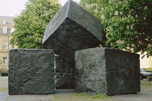 Mahnmal für die Opfer des Nationalsozialismus von Elmar Daucher in Form von drei Quadern