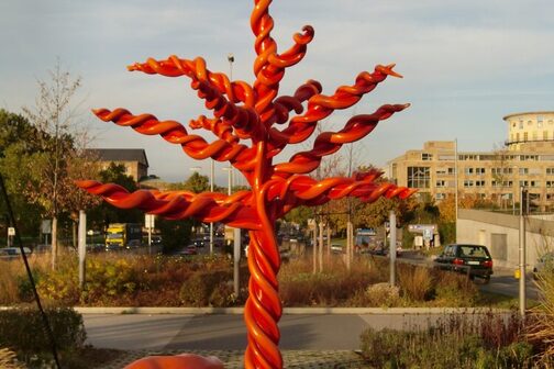 Skulptur "Roter Baum" von Marielle Mosler vor dem StadtPalais-Museum für Stuttgart