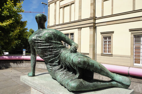 Skulptur "Draped Reclining Woman" von Henry Moore vor der Staatsgalerie Stuttgart