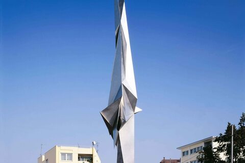 Skulptur 6-87/88 von Erich Hauser am Kernerplatz