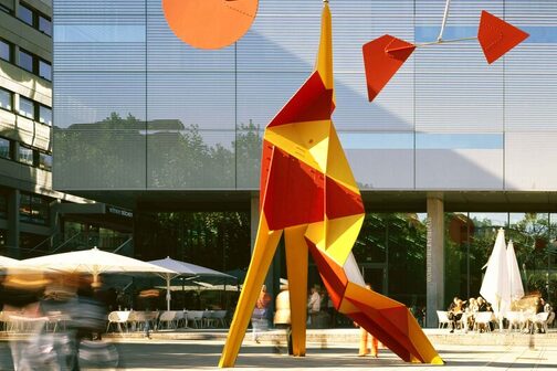 Skulptur von Alexander Calder vor dem Kunstmuseum Stuttgart.
