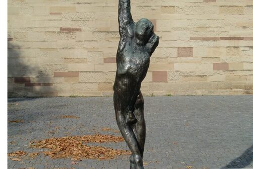 Skulptur "Marsyas I" von Alfred Hrdlicka vor dem Alten Schloss