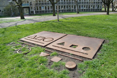 Skulptur Positiv-Negativ von Wolfgang Nestler in der Parkanlage der Universität Stuttgart