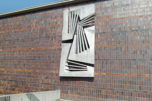 Skulptur "Lyra" von Hans Dieter Bohnet an der Außenfassade der Liederhalle