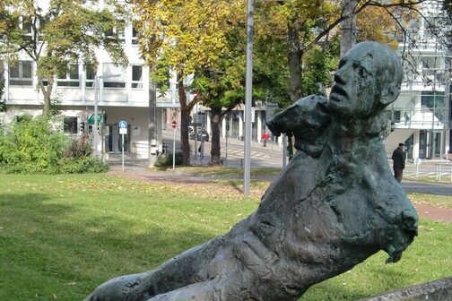 Skulptur "Sebastian" von Ernst-Reinhart Böhlig in den Grünanlagen am Berliner Platz