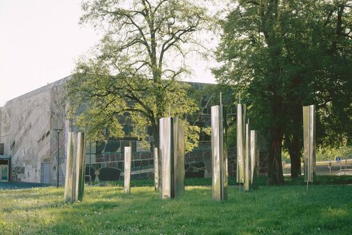 Edelstahl-Säulenwald von Karl-Heinz Franke auf der Grünfläche am Berliner Platz