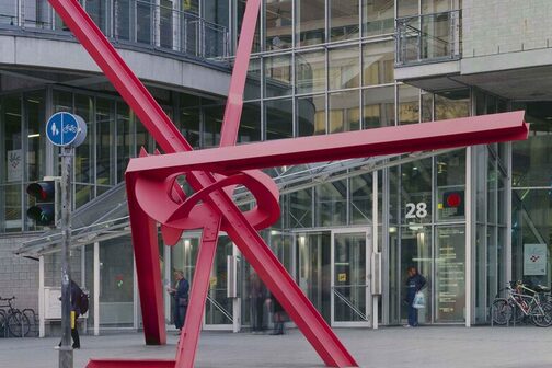 Skulptur "Lobotchevsky" von Mark di Suvero am Rotebühlplatz