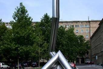 Skulptur "Röhrenplastik" von Erich Hauser am Rotebühlplatz vor dem Rotebühlbau