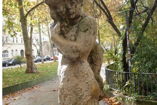 Skulptur "Frau mit Ziegenbockmaske" von Herbert A. Böhm an der nördlichen Seite des Feuerseeplatzes