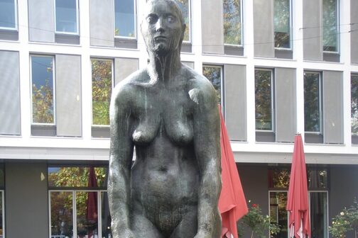 Skulptur "Große Badende" von Walter Rempp am Feuerseeplatz