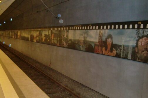 "Kulturströme" von Ulrich Bernhardt - ein 150 Meter langer Fotostreifen, die Motive von Rhein und Neckar zeigen, in der U-Bahnhaltestelle Killesberg