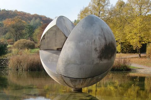 Skulptur "Kugelobjekt" von  Hans Dieter Bohnet im Egelsee/Wartberg