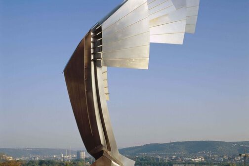 Skulptur "Flügel über Landschaft" von Wolfgang Klein auf der Terrasse vor dem Gebäude der Landespolizeidirektion II an der Hahnemannstraße