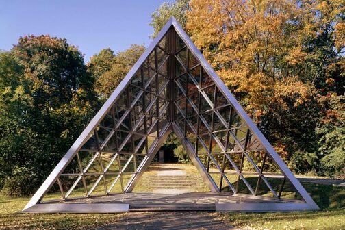 Skulptur "Gate of Hope" von Dan Graham im Leibfriedschen Garten