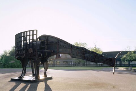 Skulptur "Saurier" von Bernhard Luginbühl vor dem Naturkundemuseum