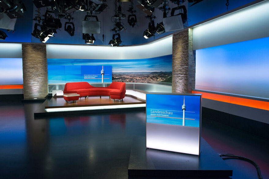 Fernsehstudio mit Stuttgartkulisse.