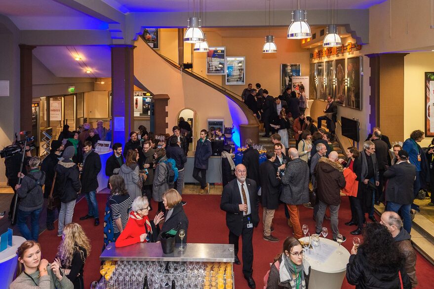 Besucher der Filmschau im Foyer.