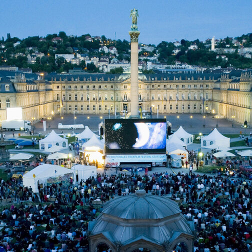 Zuschauermenge bei der Open-Air-Filmvorführung auf dem Schlossplatz.