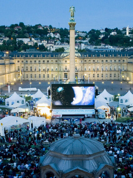 Zuschauermenge bei der Open-Air-Filmvorführung auf dem Schlossplatz.