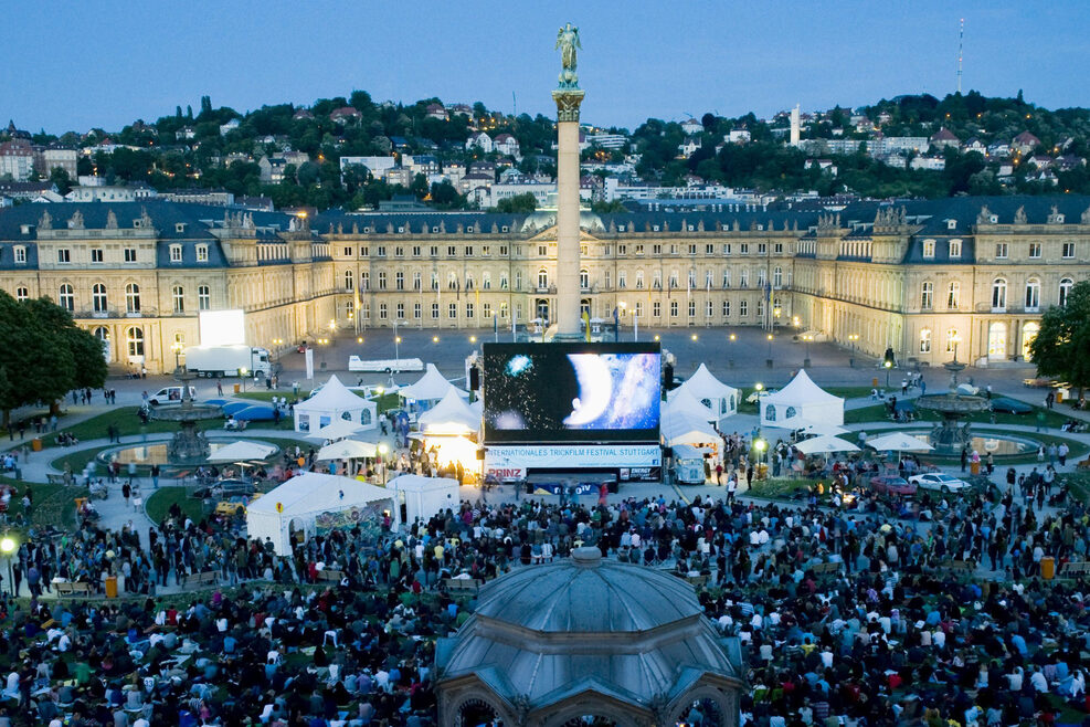 Zuschauermenge bei der Open-Air-Filmvorführung auf dem Schlossplatz.