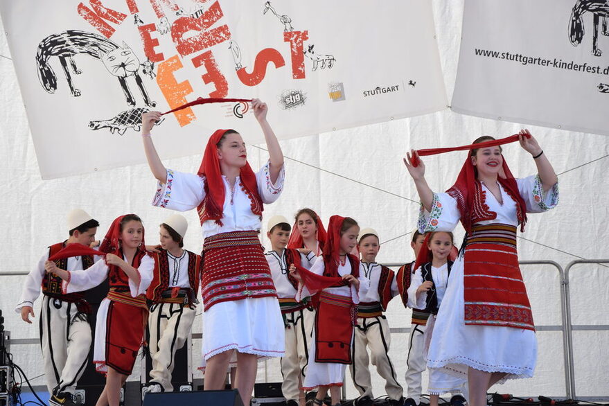 Folkloretänzerinnen und Folkloretänzer beim Stuttgarter Kinderfest.
