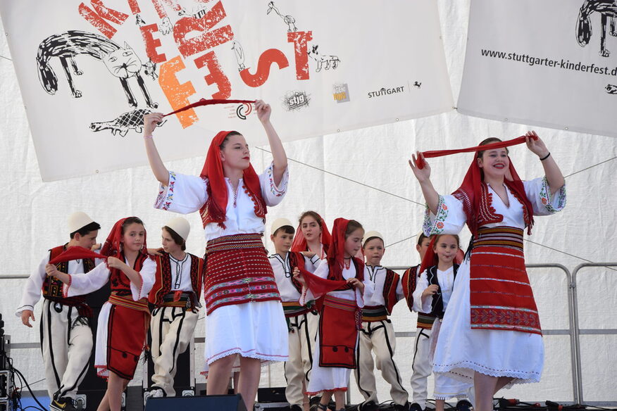 Folkloretänzerinnen und Folkloretänzer beim Stuttgarter Kinderfest.