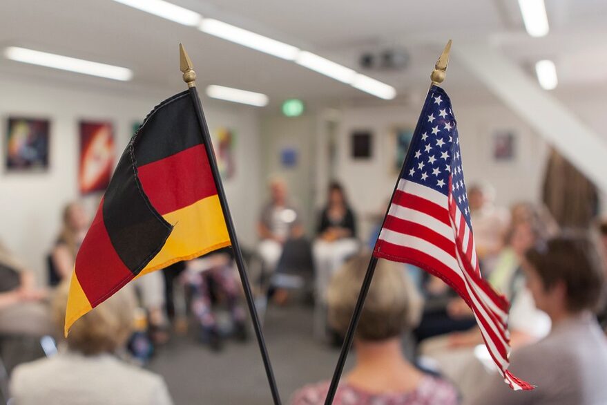 Die deutsche und amerikanische Nationalflagge als Fähnchen.