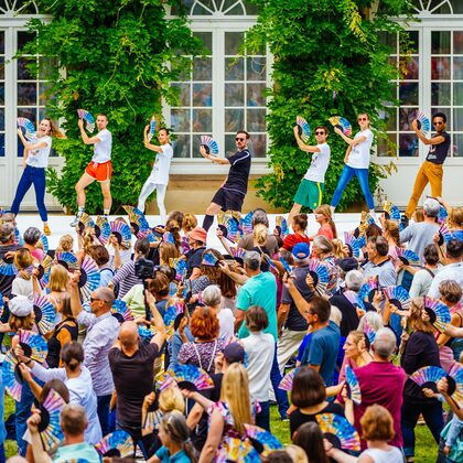 Performer und Publikum tanzen beim Tanzfestival COLOURS.