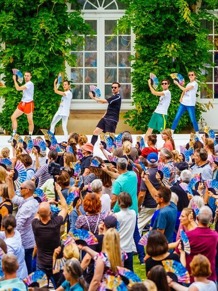 Performer und Publikum tanzen beim Tanzfestival COLOURS.