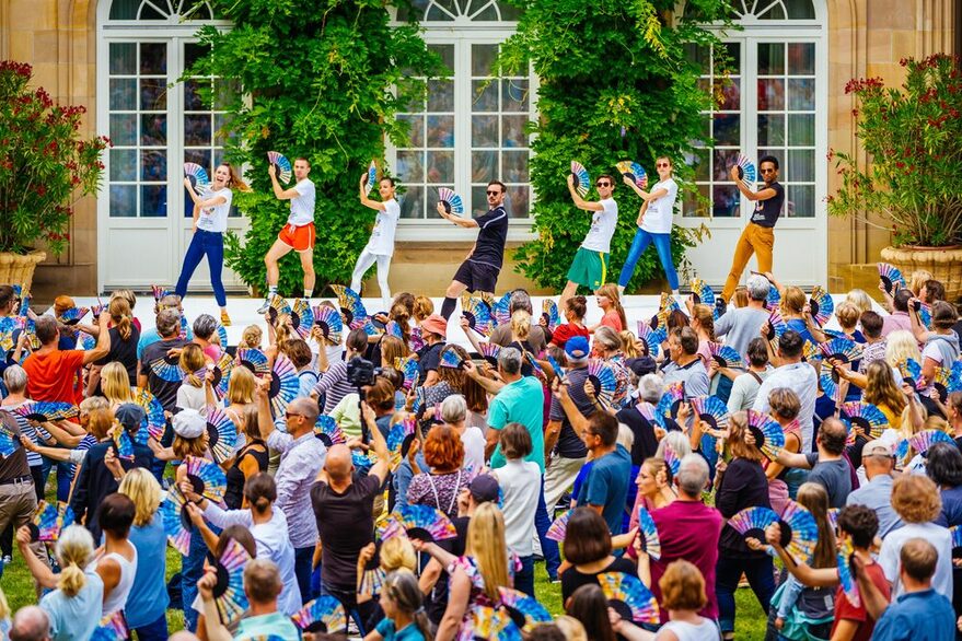 Performer und Publikum tanzen beim Tanzfestival COLOURS.