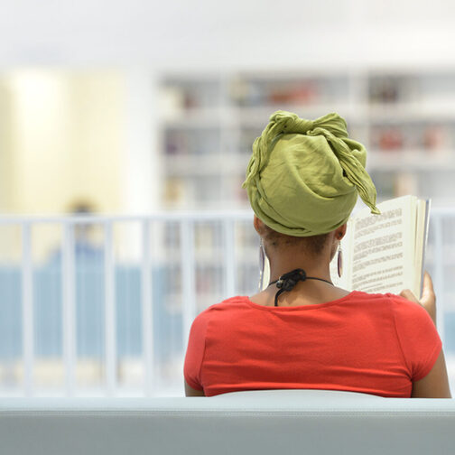 Lesende in der Stadtbibliothek Stuttgart.