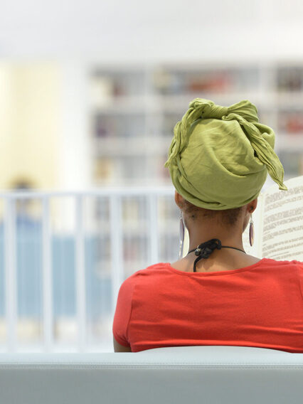 Lesende in der Stadtbibliothek Stuttgart.