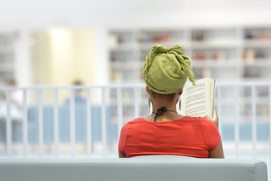 Lesende in der Stadtbibliothek Stuttgart.