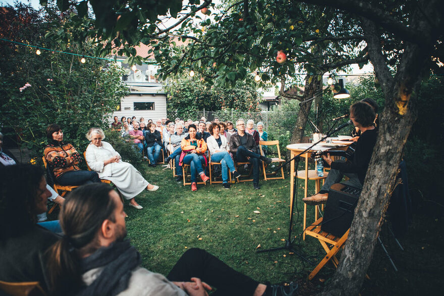 Eine Lesung in einem Garten.